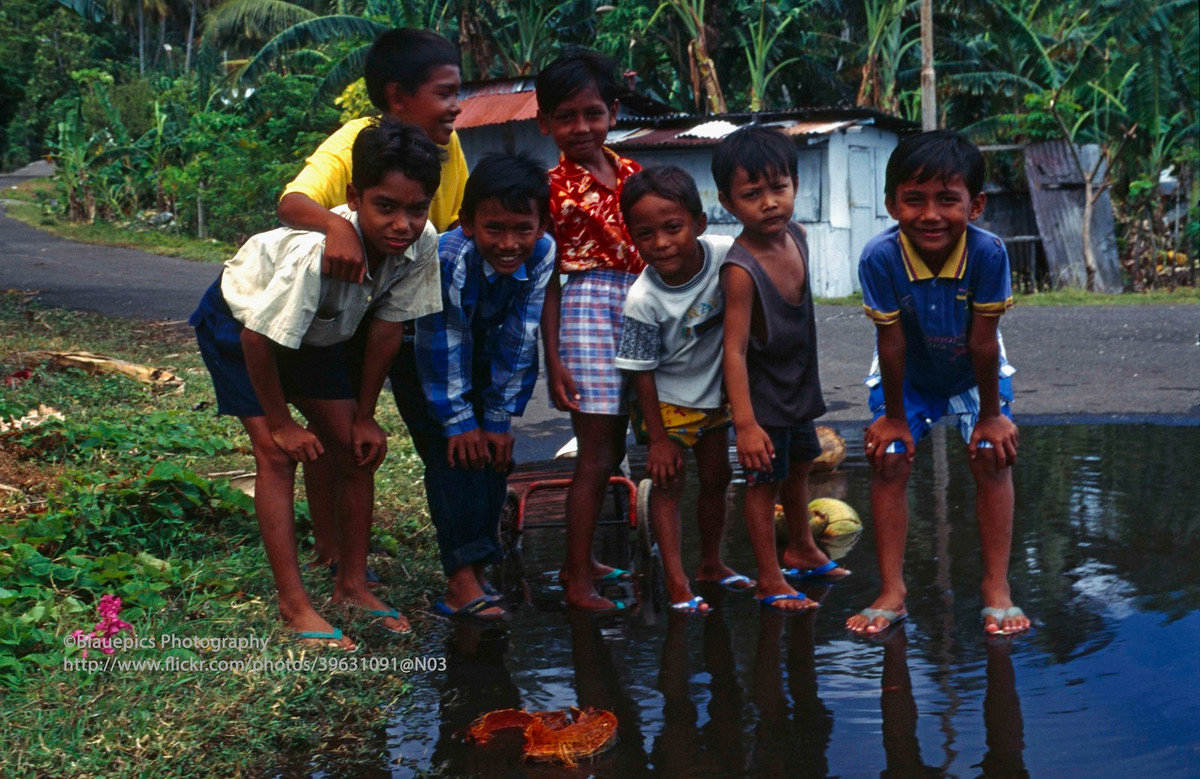 Trẻ em trên đảo Weh.