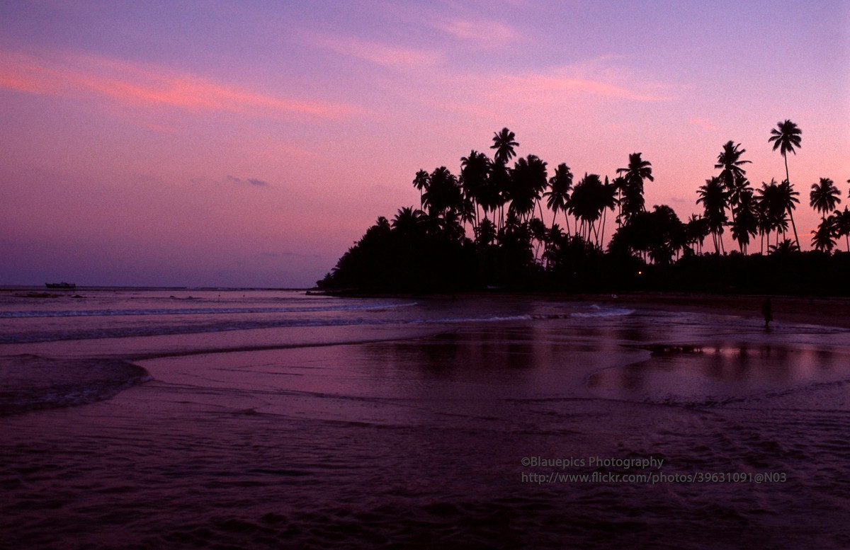 Hoàng hôn trên bãi biển Lagundi, đảo Nias.