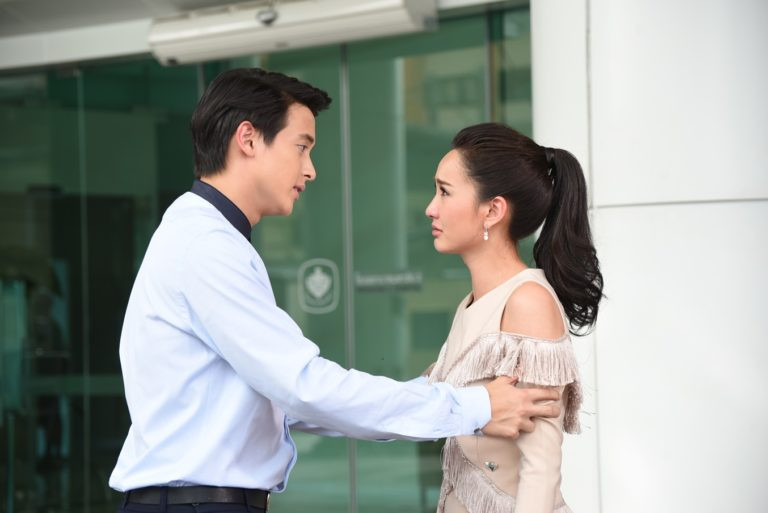 Biet tin dong nghiep duoc thang chuc, chong buc xuc trach moc ca vo