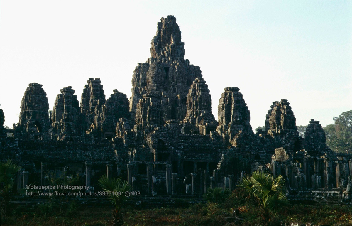 Đền Bayon ở trumg tâm quân thể đền đài Angkor Thom, nằm cách Angkor Wat khoảng 1,5 km về phía Bắc.