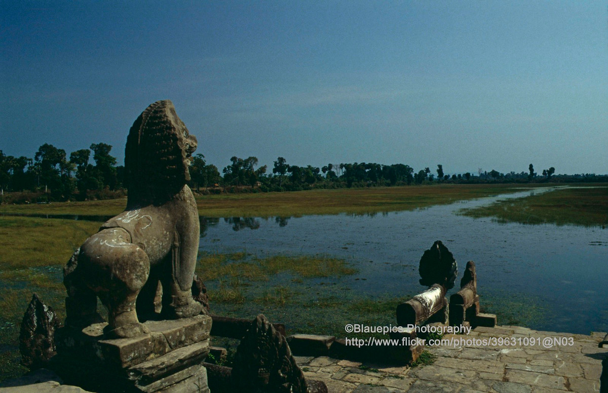 Bên bờ hồ Sras Srang, liền kề đền Banteay Kdei về phía Đông.