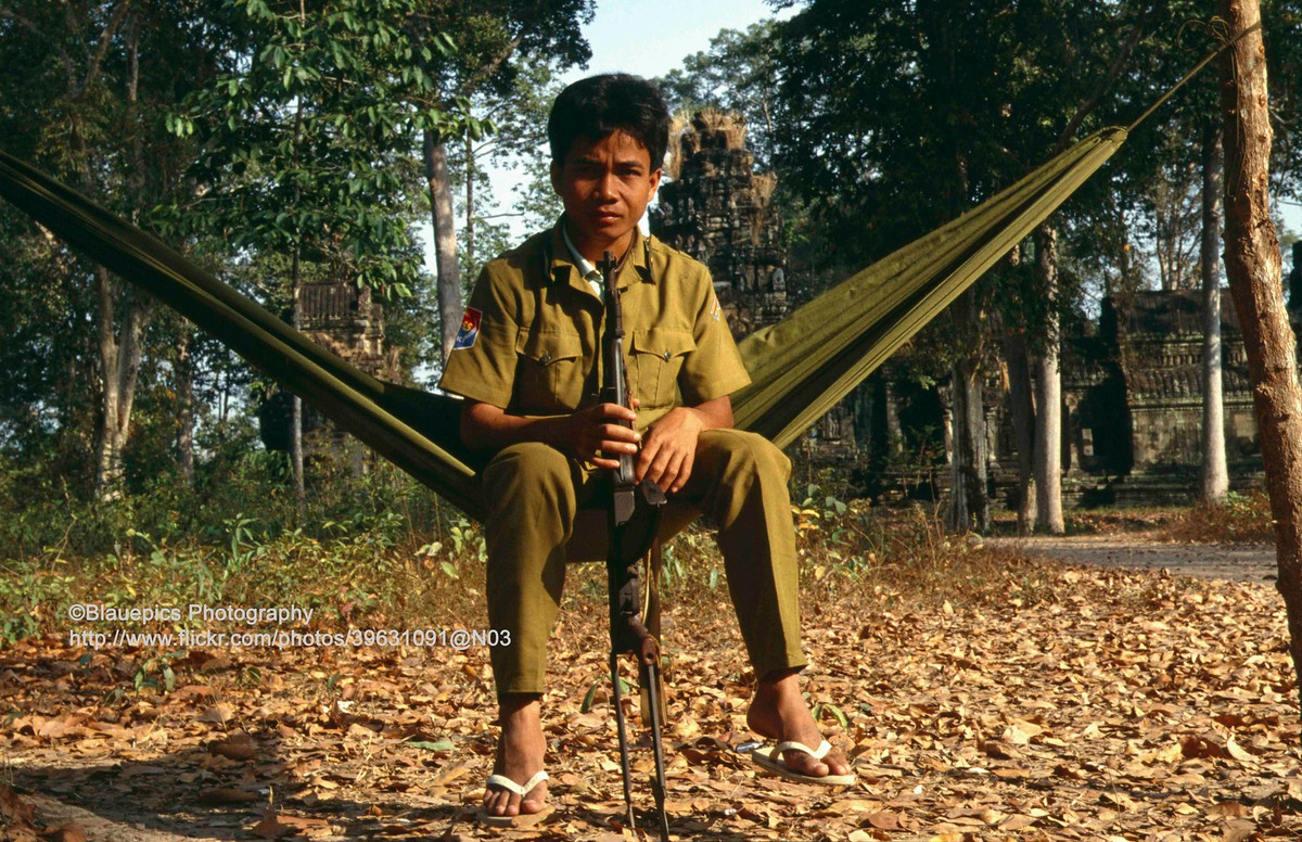 Người lính trẻ canh gác ở khu đền đài Angkor.