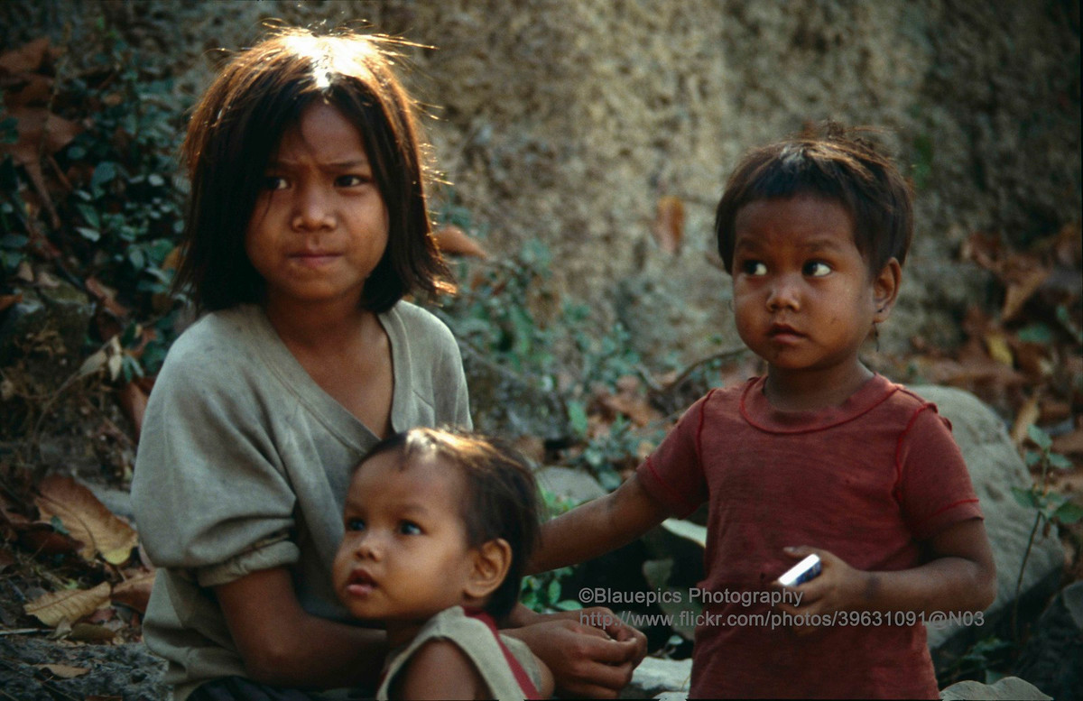 Trẻ em địa phương ở đền Banteay Kdei.