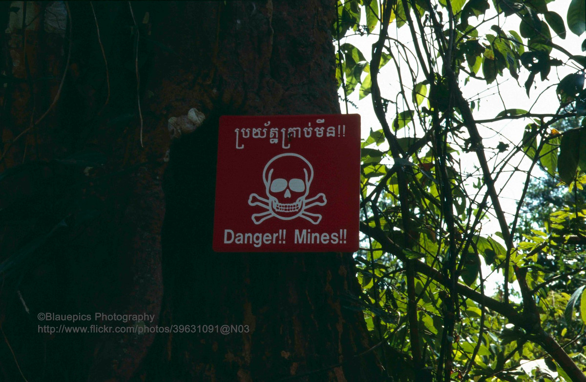 Bảng cảnh báo nguy hiểm từ mìn dành cho du khách ở Angkor.