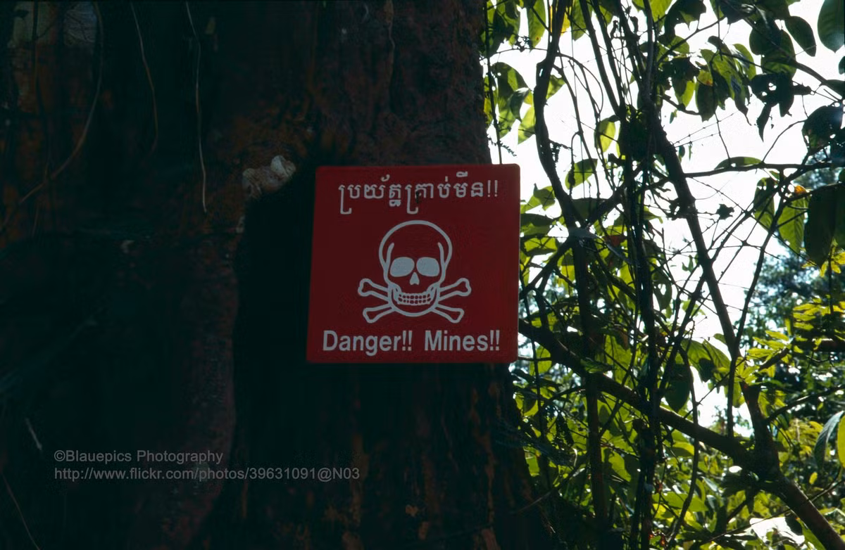 Bảng cảnh báo nguy hiểm từ mìn dành cho du khách ở Angkor.