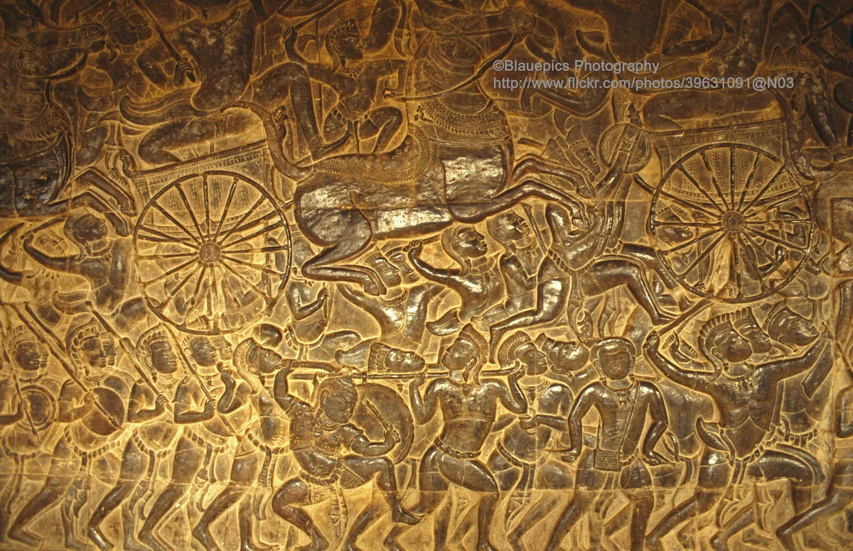 Phù điêu mô tả cảnh chiến trận trên một bức tường đá.