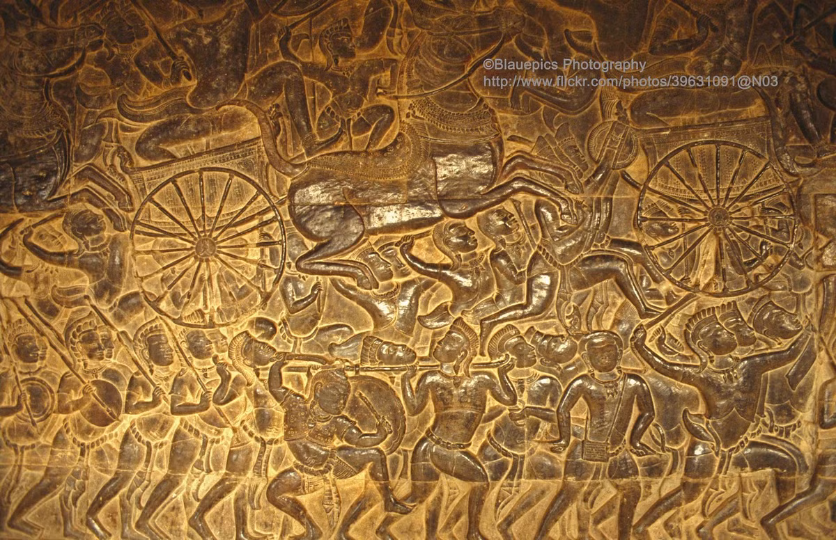 Phù điêu mô tả cảnh chiến trận trên một bức tường đá.