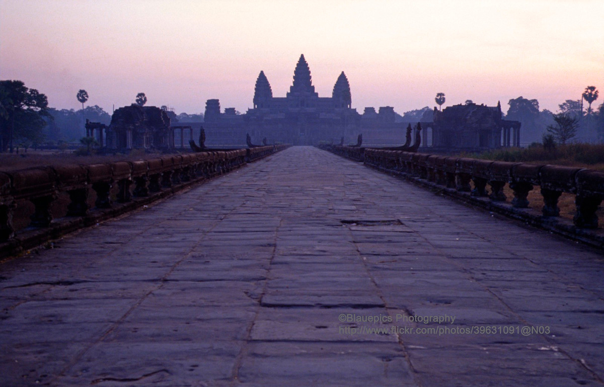 Bình minh trên quần thể đền đài Angkor Wat, Campuchia năm 1993. Ảnh: Gunter Hartnagel / FLickr.