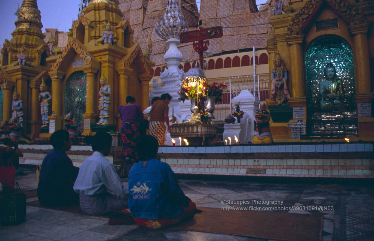 Người dân địa phương hành lễ ở chùa Shwedagon.