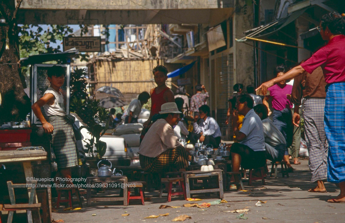 Quán cà phê vỉa hè ở thành phố Yangoon, Myanmar năm 1992. Ảnh: Gunter Hartnagel/Flickr.
