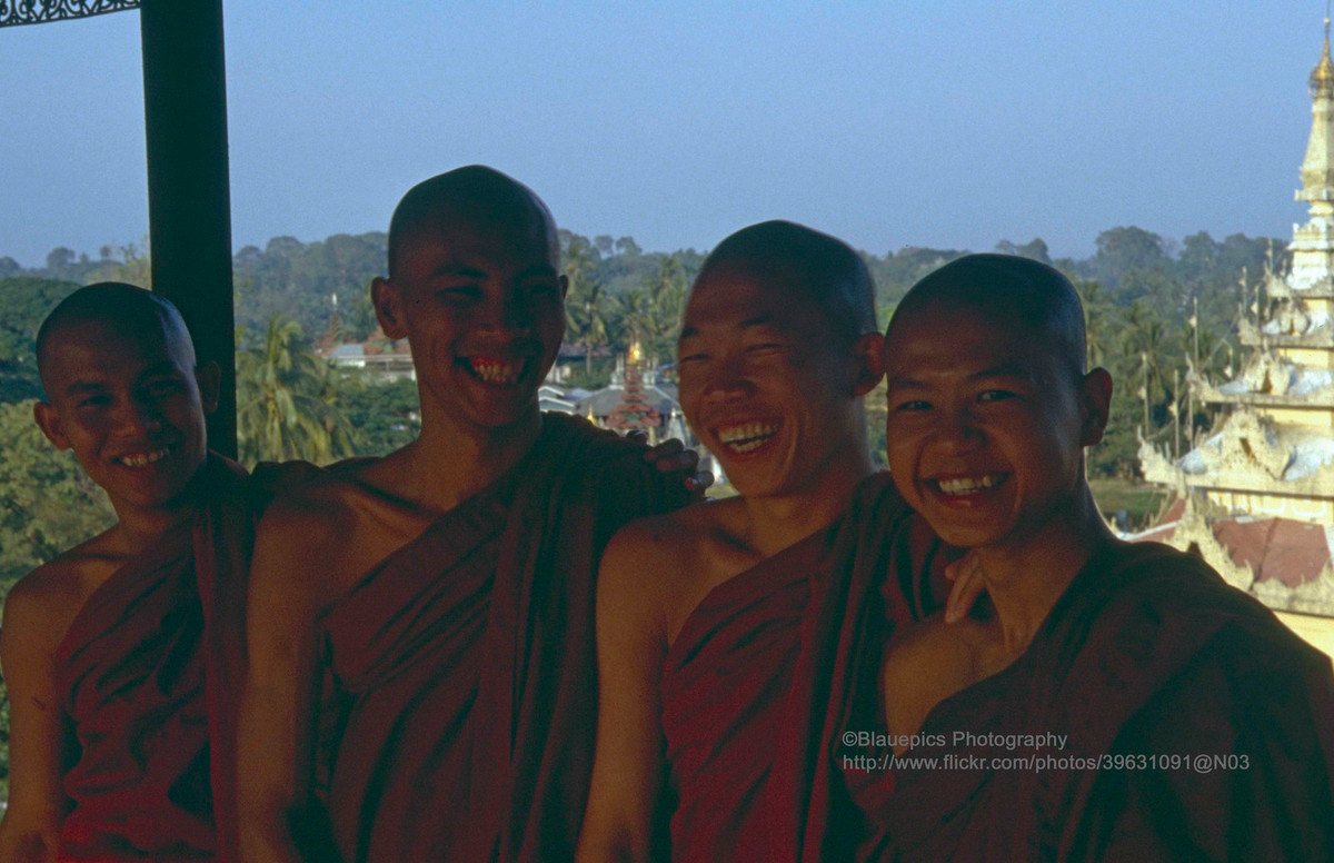 Các nhà sư trẻ ở chùa.