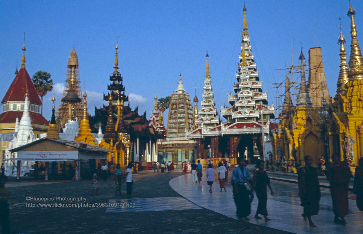 Trên lối vào chùa vàng Shwedagon.