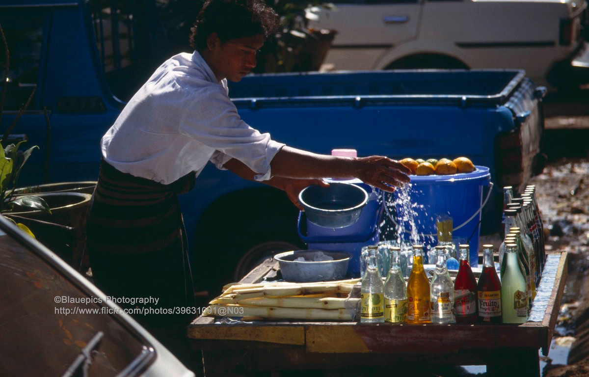 Quầy giải khát ven đường.