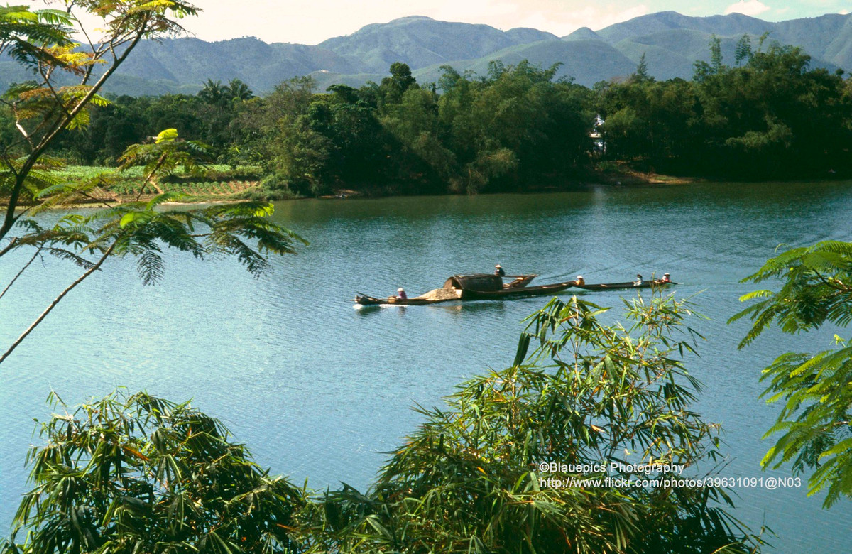 Ngan nguoi truoc ve dep moc cua Co do Hue nam 1993