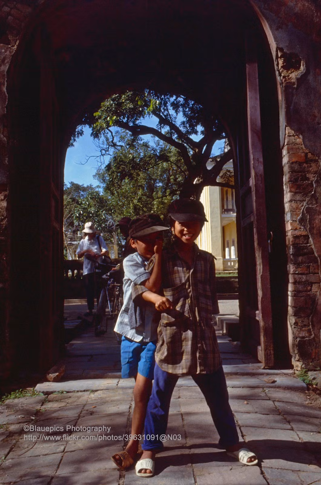 Những đứa trẻ thích thú khi được chụp hình.