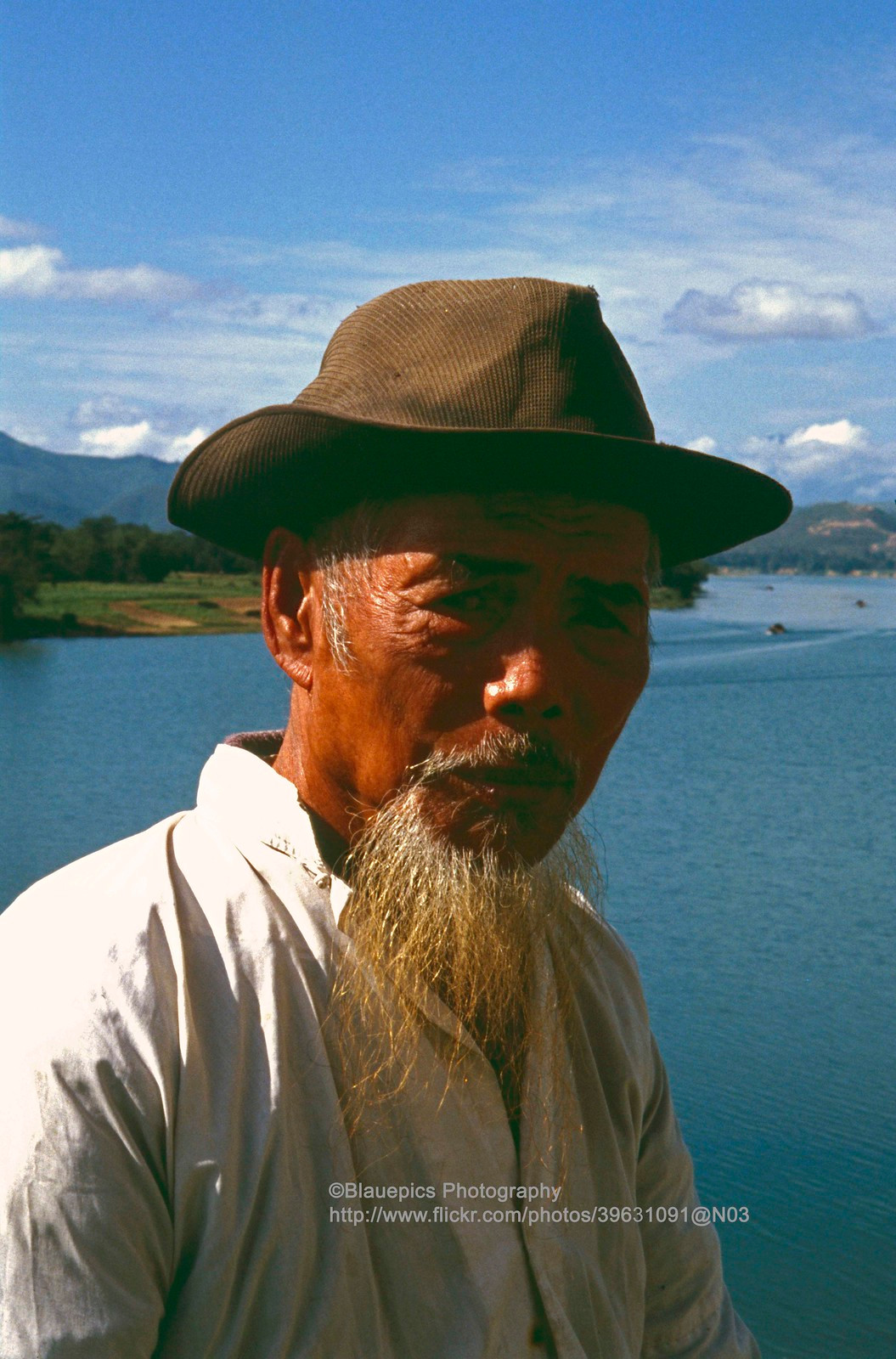 Cụ ông ở sân chùa Thiên Mụ.