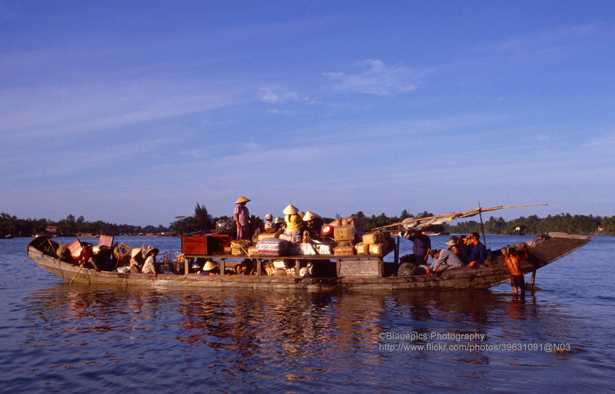 Chuyến đò trên sông Hương.