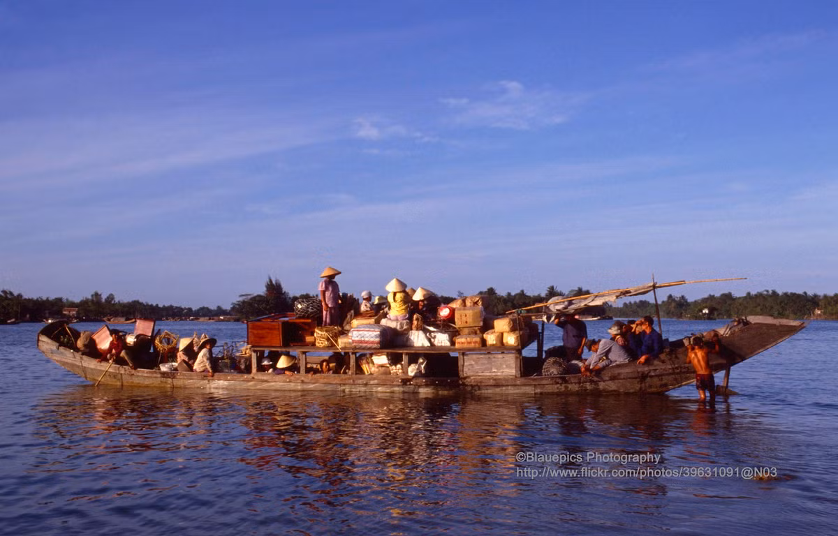 Chuyến đò trên sông Hương.
