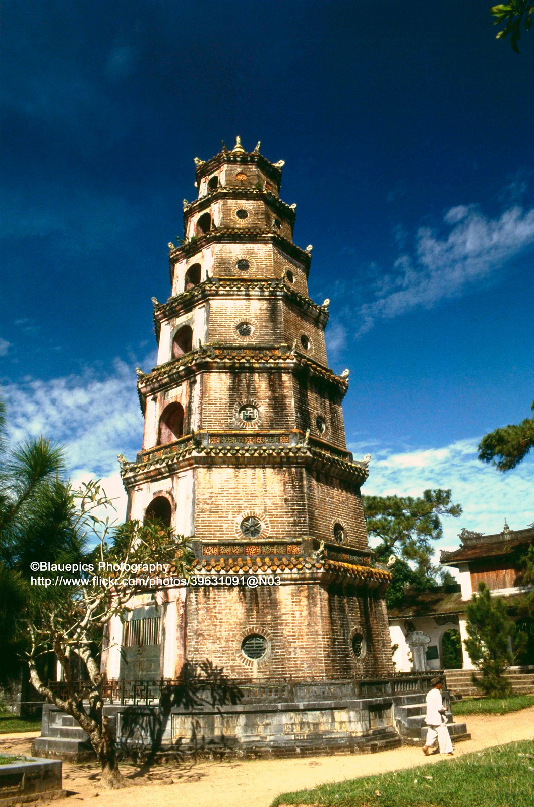 Ngan nguoi truoc ve dep moc cua Co do Hue nam 1993-Hinh-2