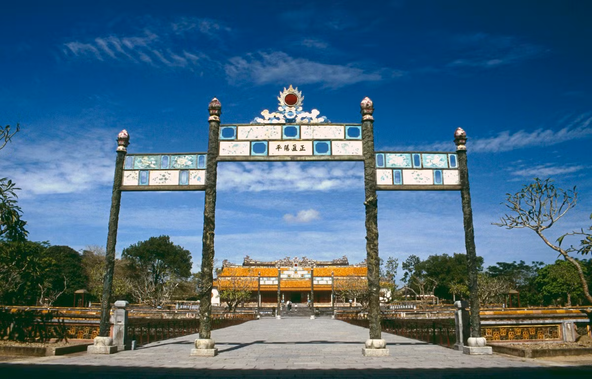 Từ đầu cầu Trung Đạo nhìn về điện Thái Hòa, nơi đặt ngai vàng của các vua triều Nguyễn trong Hoàng thành.