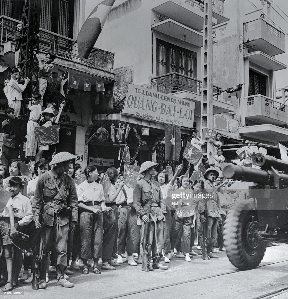 Học sinh Hà Nội chào đón đoàn quân tiếp quản Thủ đô trên phố Hàng Đào.