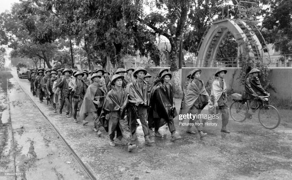 Hành quân dưới mưa trên một con đường của Hà Nội vào ngày lịch sử trọng đại.