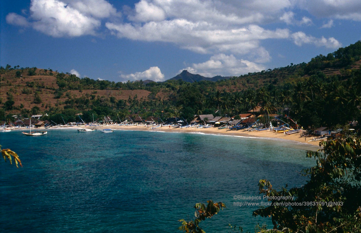 Một bãi tắm của Padangbai, thị trấn phía Đông đảo Bali, Indonesia năm 1991. Ảnh: Gunter Hartnagel / Flickr.