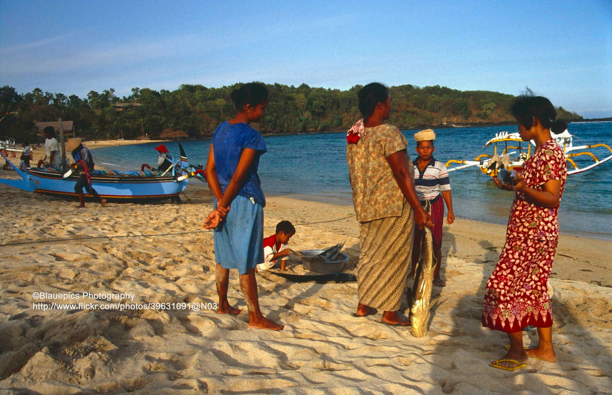 Những người phụ nữ tán gẫu trên bãi biển.