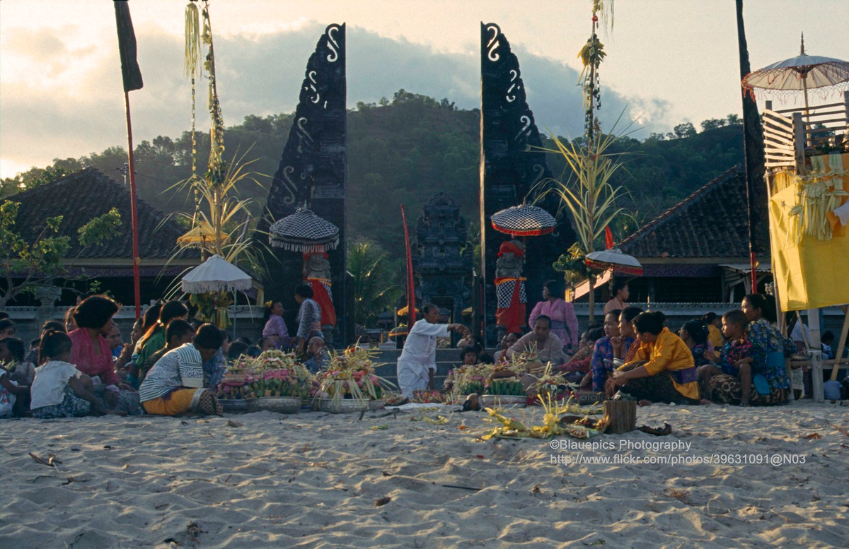 Lễ hội tại một ngôi đền bên bờ biển ở Padangbai.