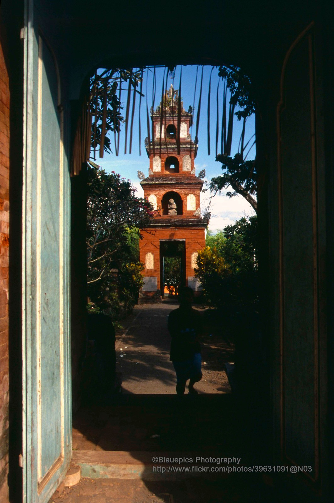 Cánh cổng kiểu Trung Hoa ở cung điện Karangasem, thành phố Amlapura, Đông Bali.