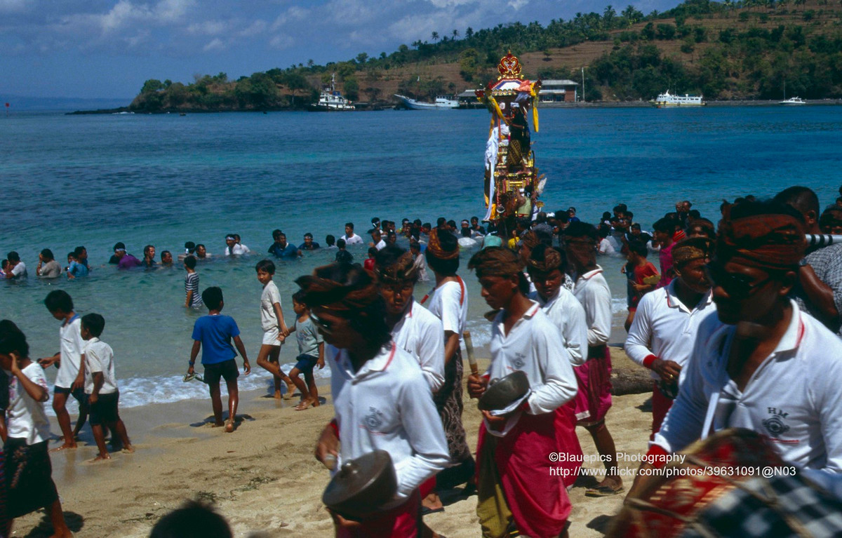 Đám ma kiểu Ấn Độ giáo diễn ra trên bãi biển Padangbai.