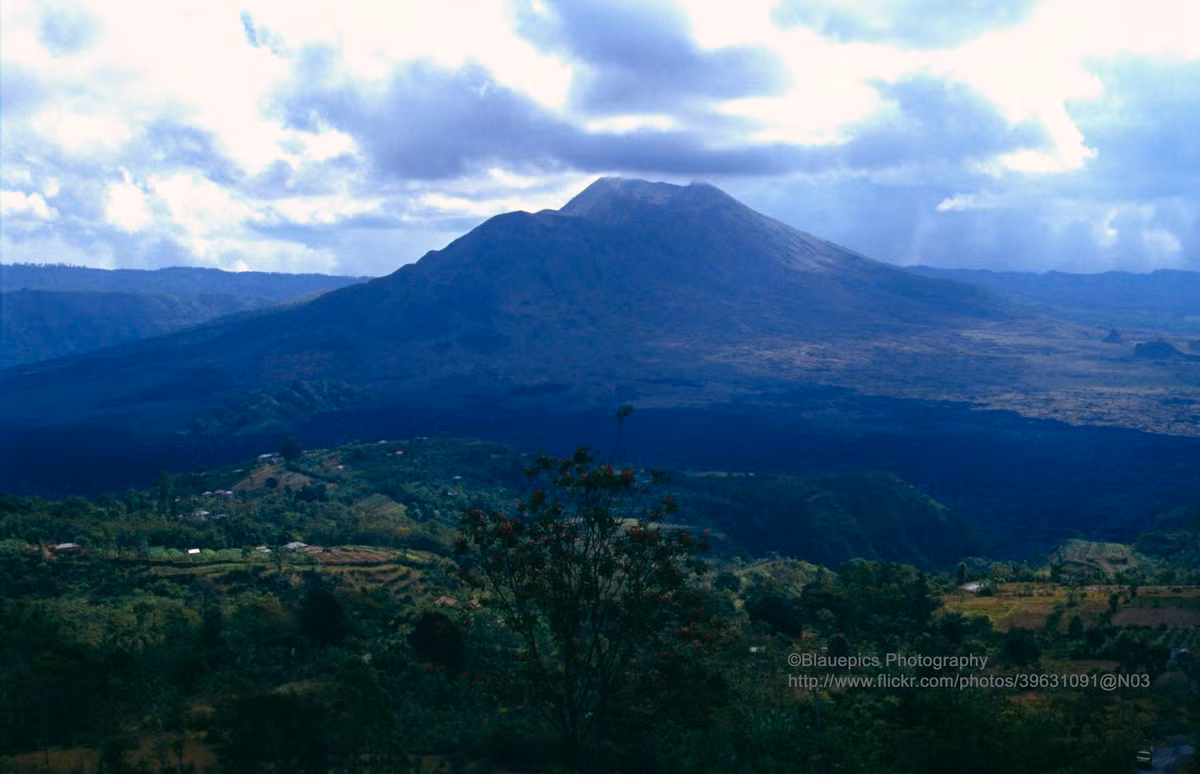 Núi lửa Gunung Batur nhìn từ vùng Penelokan, Đông Bắc Bali.