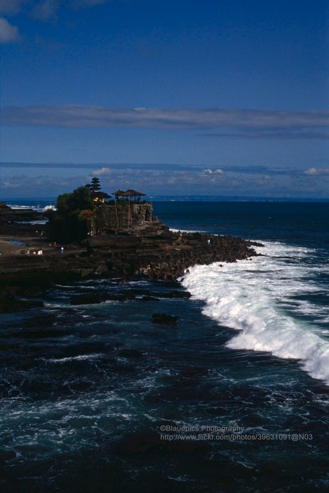 Toàn cảnh đền Tanah Lot, ngôi đền nổi tiếng nằm trên khối đá nhô ra biển, Nam Bali.