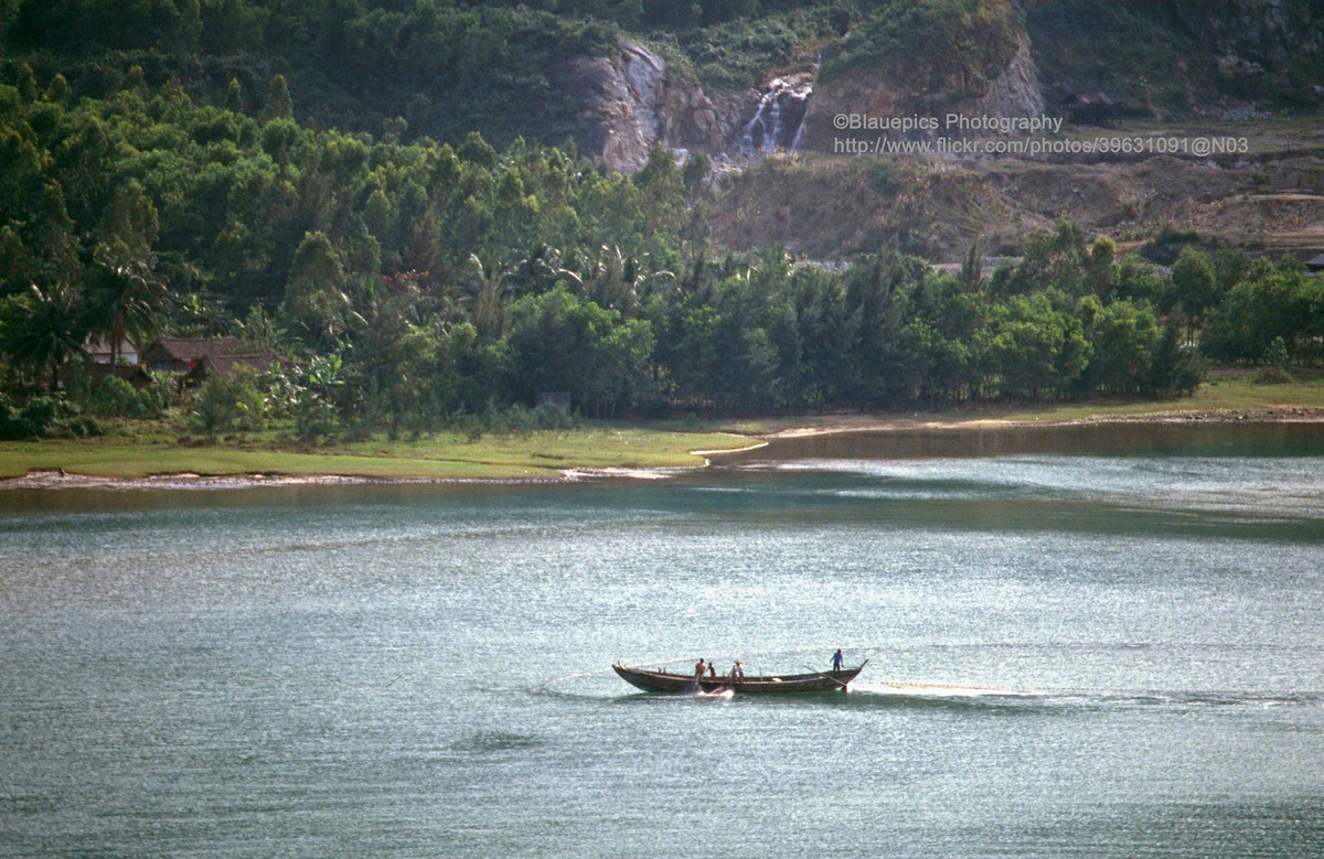 Ngư dân đánh cá trên đầm.