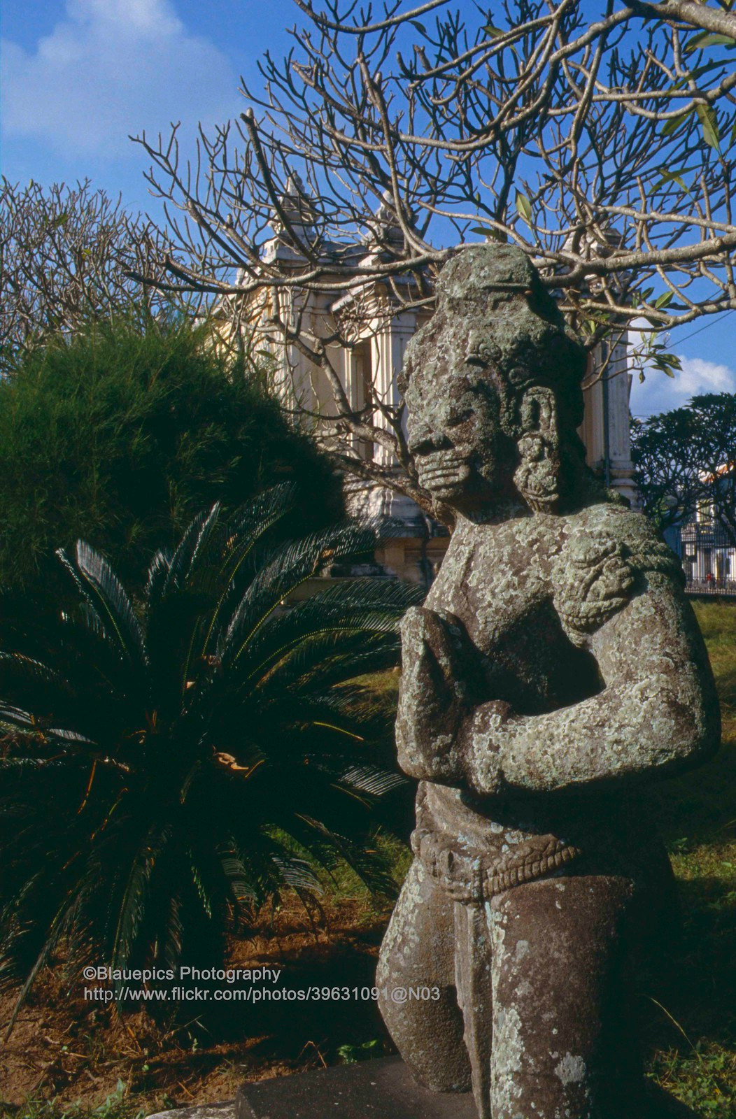 Trong khuôn viên Bảo tàng Điêu khắc Chăm Đà Nẵng.