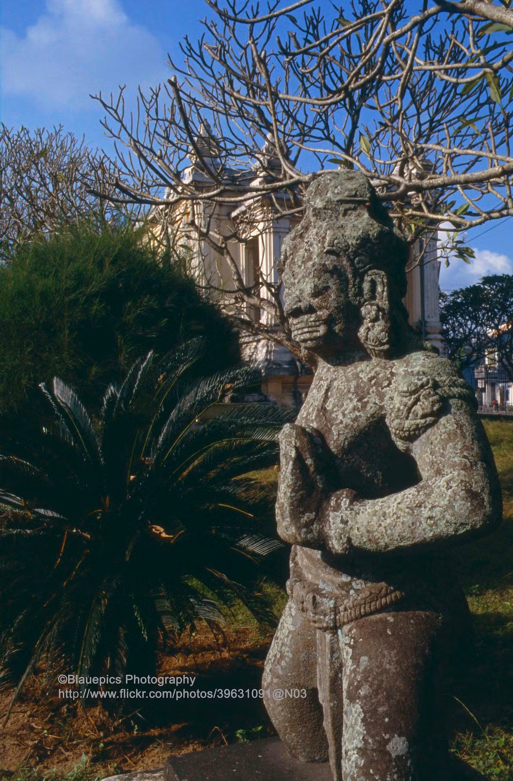 Trong khuôn viên Bảo tàng Điêu khắc Chăm Đà Nẵng.