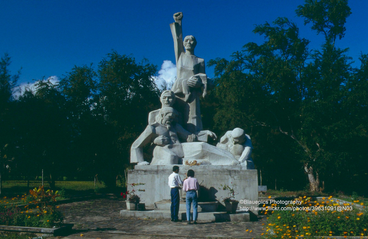 Đài tưởng niệm nạn nhân vụ thảm sát Sơn Mỹ ở Khu chứng tích Sơn Mỹ, Quảng Ngãi.