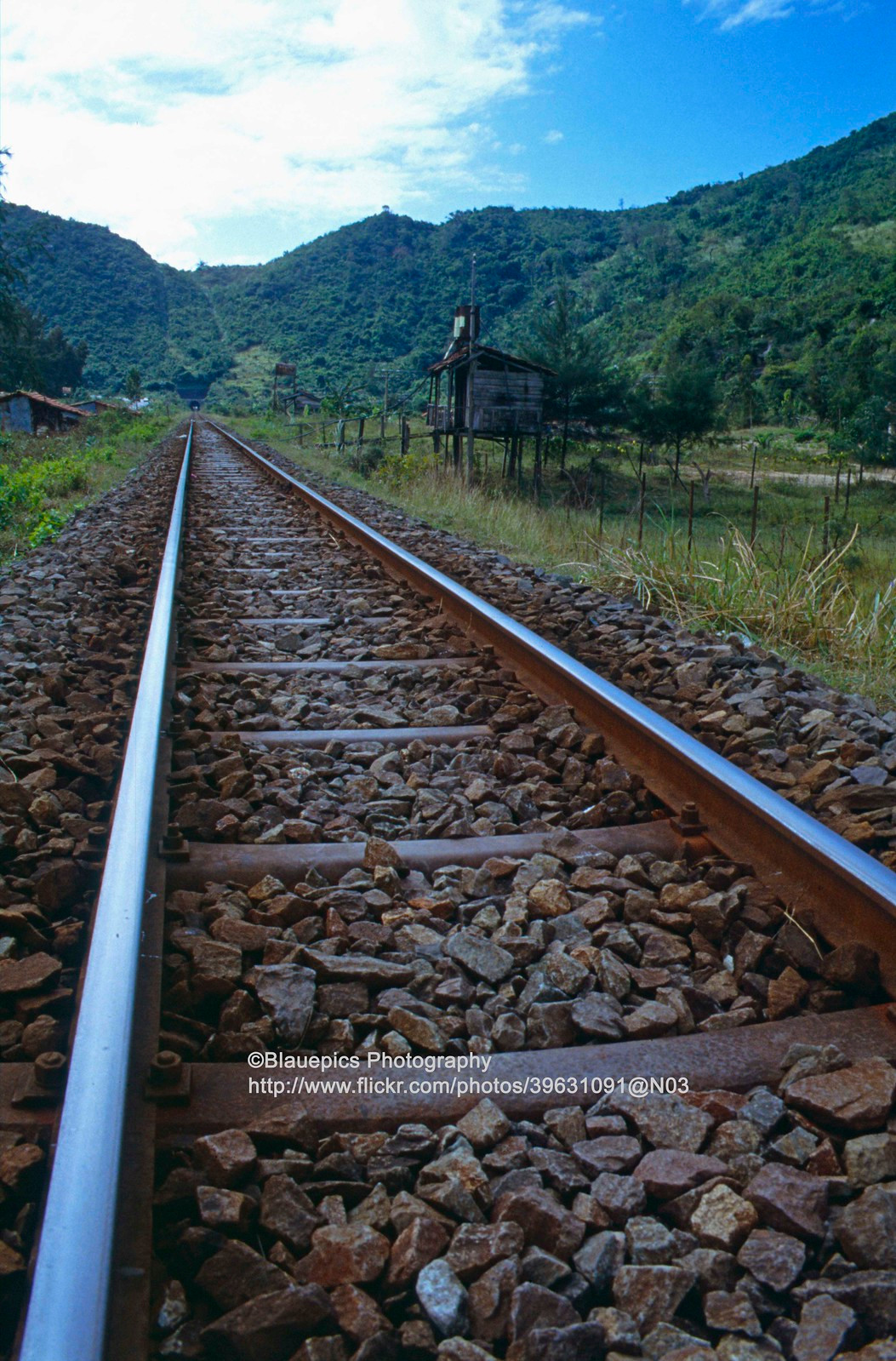 Đường ray của tuyến đường sắt Bắc - Nam, khu vực đèo Cả, Phú Yên.