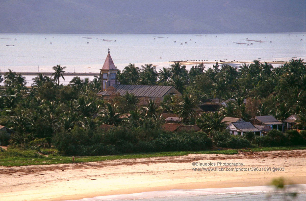 Nhà thờ Lăng Cô, Thừa Thiên Huế, nhìn từ chân đèo Hải Vân.