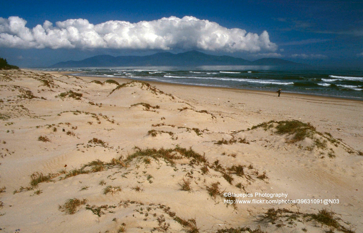 Trên bãi biển Mỹ Khê ở Đà Nẵng, Việt Nam năm 1993. Ảnh: Gunter Hartnagel/FLickr.