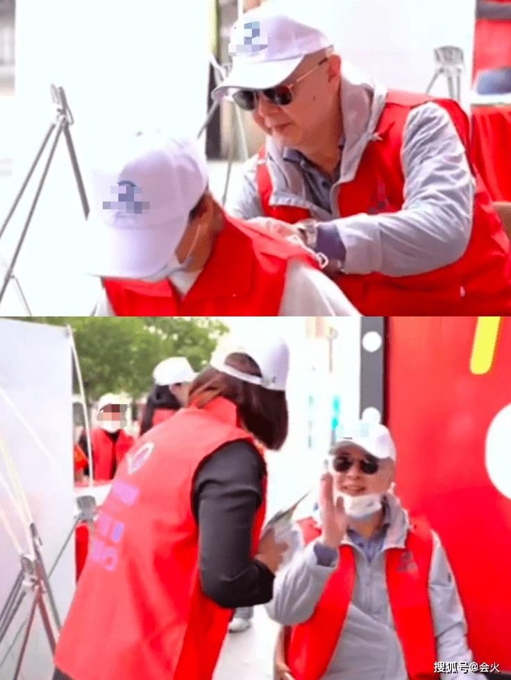 Diễn viên Tây du ký 1986 phát tờ rơi và thân thiện ký tặng cho các nhân viên tổ chức phúc lợi. Ảnh: Sohu.