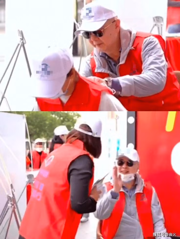 Diễn viên Tây du ký 1986 phát tờ rơi và thân thiện ký tặng cho các nhân viên tổ chức phúc lợi. Ảnh: Sohu.