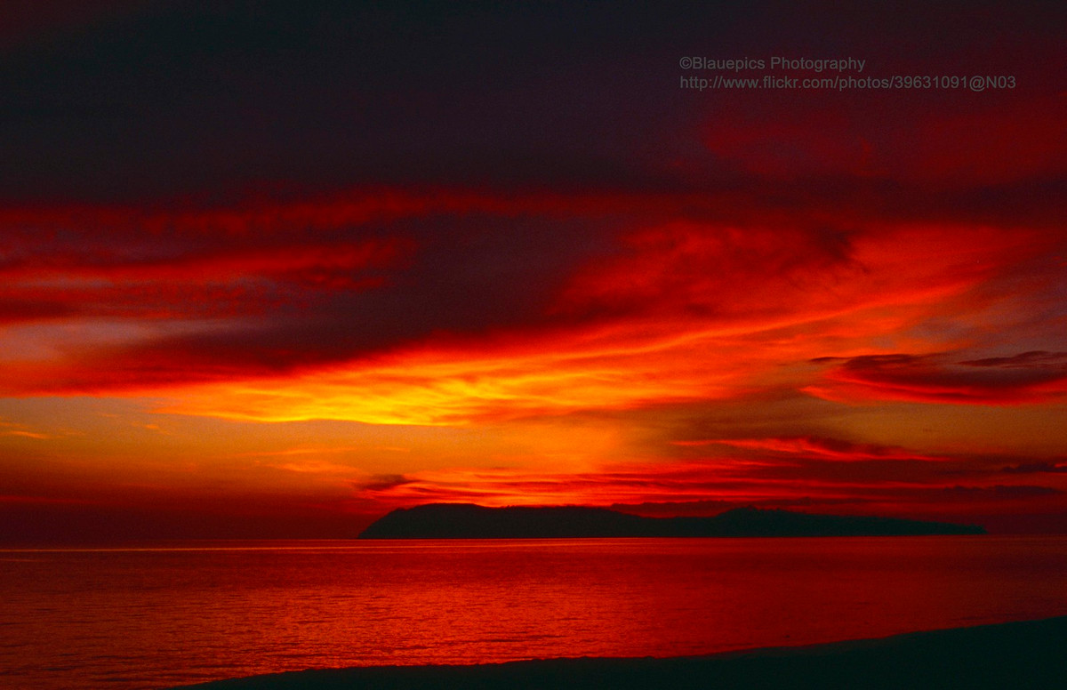 Hoàng hôn trên bãi biển Pantai.