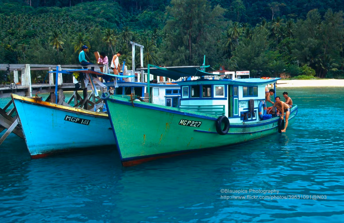 Bến cá của làng Juara, đảo Tioman, nơi được tạp chí Time bình chọn là một trong những hòn đảo đẹp nhất thế giới thập niên 1970.