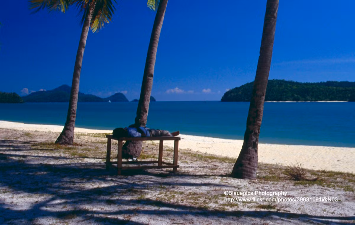 Trên bãi biển Pantai Tenga của đảo Langkawi, nơi được mệnh danh là một viên ngọc của du lịch Malaysia.