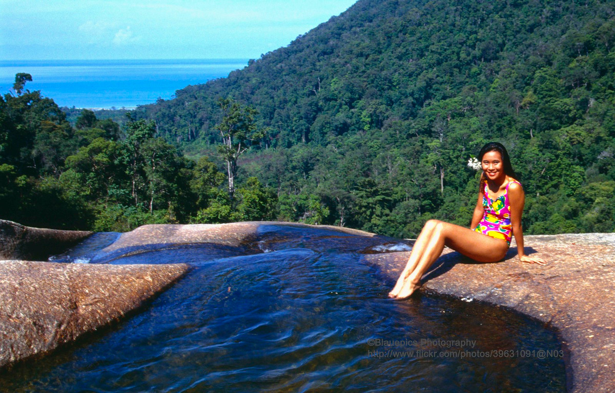 Người đẹp áo tắm ở thác Telaga Tujuh, đảo Langkawi.
