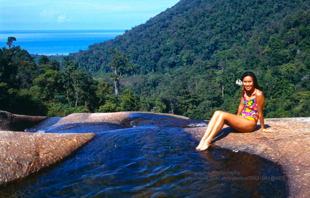 Người đẹp áo tắm ở thác Telaga Tujuh, đảo Langkawi.