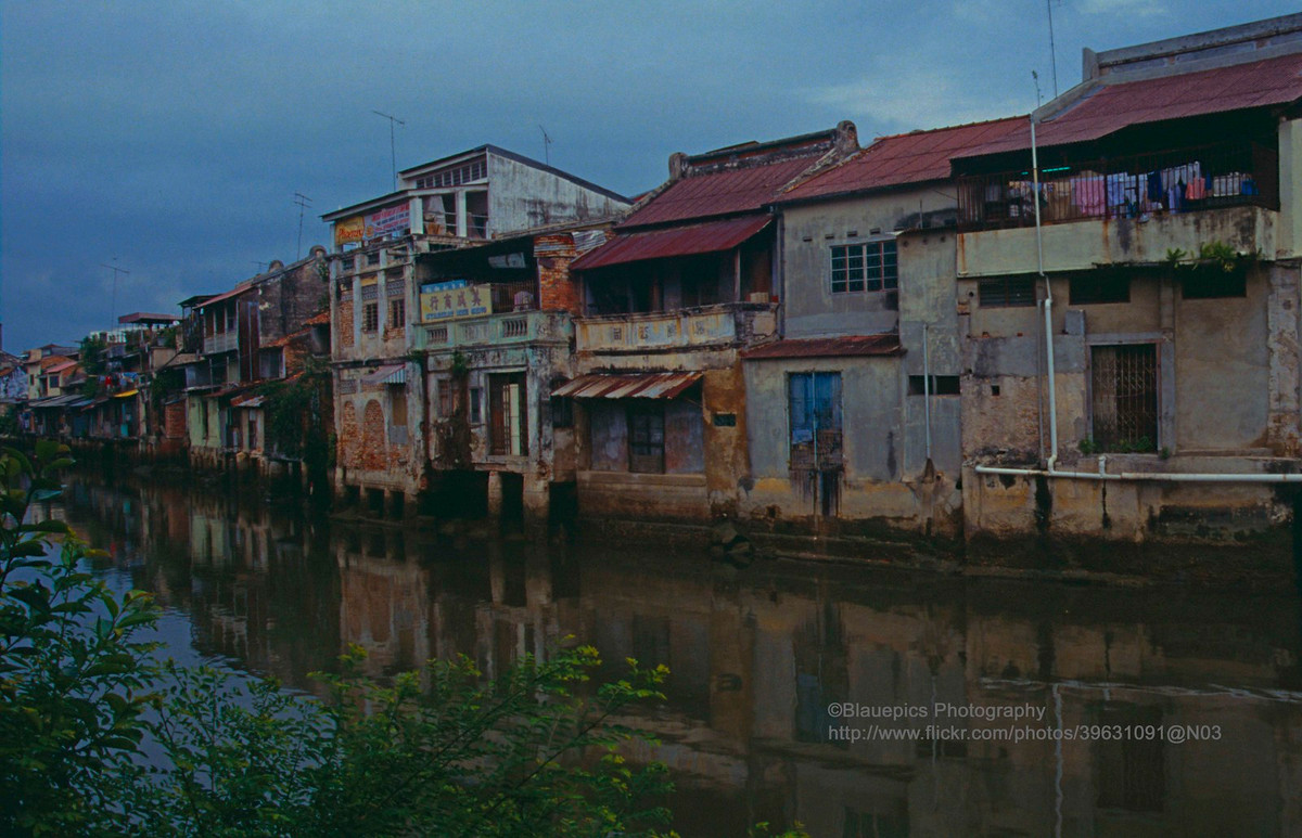 Dãy phố bên bờ kênh ở khu phố cổ Melaka, Malaysia năm 1991. Ảnh: Gunter Hartnagel/Flickr.