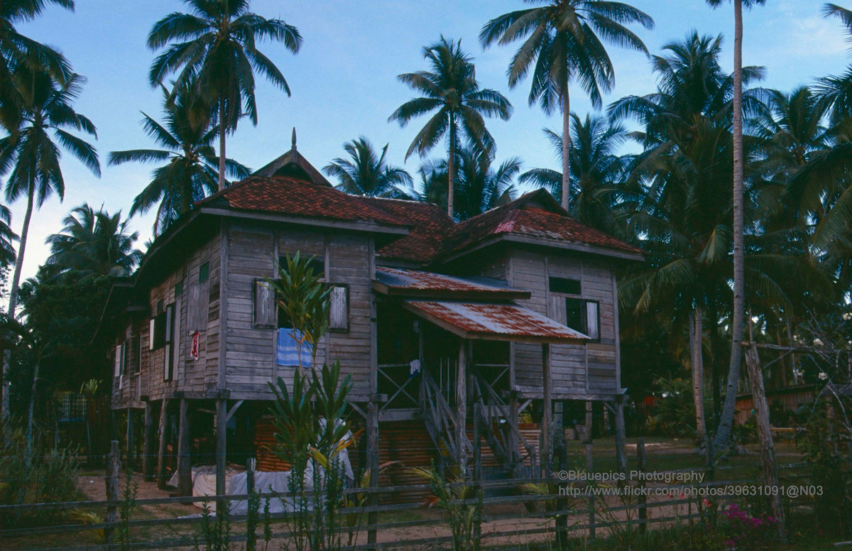 Ngôi sàn nhà truyền thống của người Mã Lai ở thị trấn ven biển Cherating.