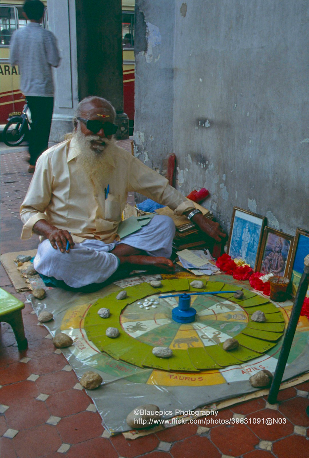 Thầy bói mù người Ấn Độ hành nghề ở Penang.